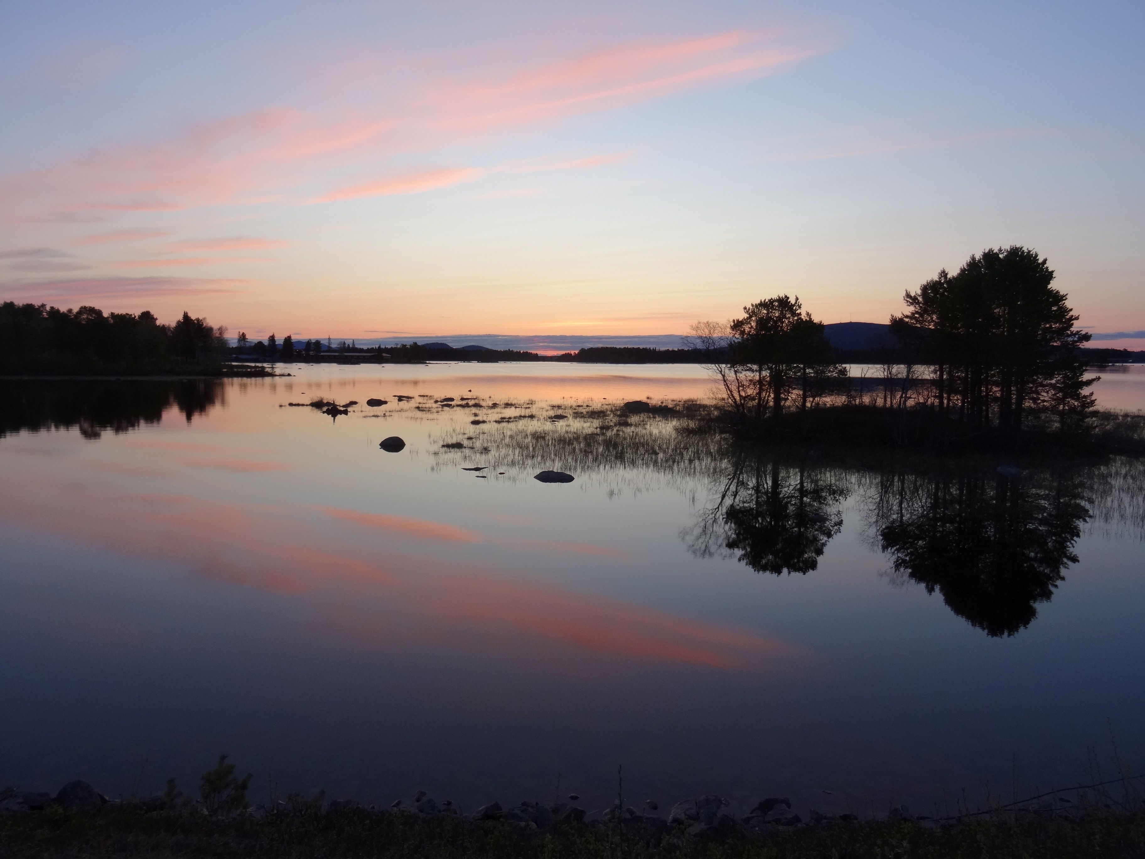 Het Noorden om 00:00, zon gaat niet onder (Zweden) Het Noorden om 00:00, zon gaat niet onder (Zweden)